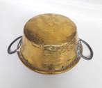 Decoratief ornament - Spanje - Oud koperen ketel