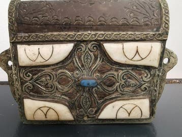 Ceci est un porte-Coran marocain fait à la main vintage. -
