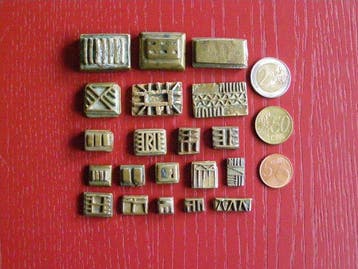 TWINTIG ANTIEKE GEOMETRISCHE GOUDGEWICHTEN 356 gram -
