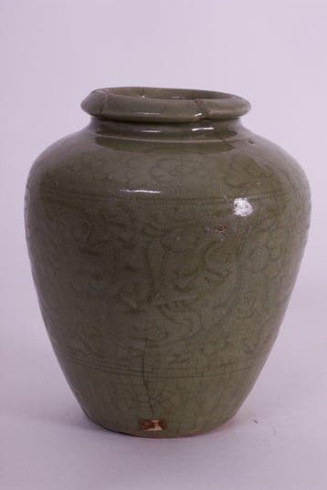 Antieke Chinese Longquan-celadon gegraveerde Floral vaas