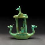 Replica van het oude Egypte Begrafenisboot met zittende