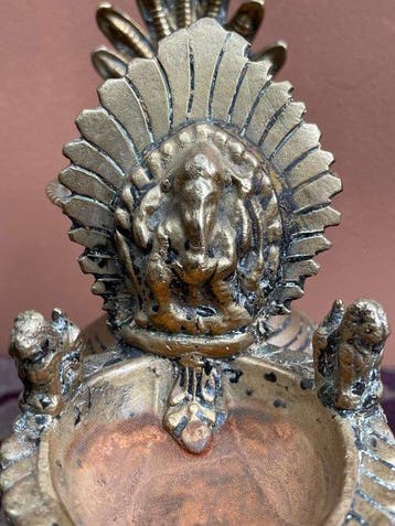 Nepalese olielamp Sukunda met bronzen pauwenlepel (2) -