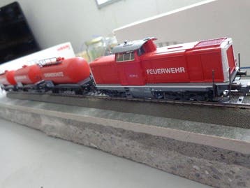 Märklin H0 - Locomotief BR 212 261-2 en 3 tankwagons, Nieuw