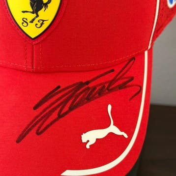 Ferrari - Formule 1 - Ferrari Club Cap - Signed by Lewis, Nieuw