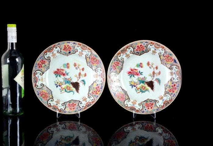 Een paar Chinese famille rose vergulde Flowers schotels,, Antiek en Kunst, Antiek | Overige Antiek