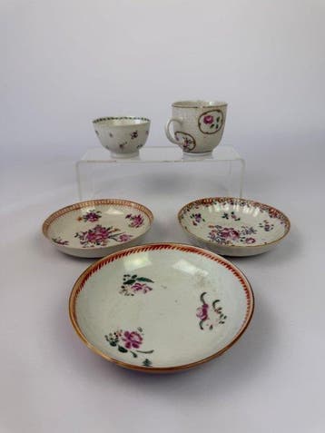 Un ensemble de tasses et soucoupes Famille Rose de la