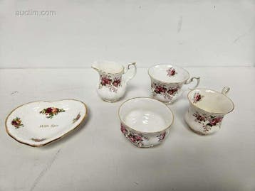 porseleinen koffieservies Royal Albert waaronder:...