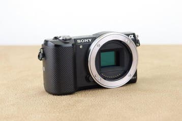 Sony Alpha A 5000 Body, 20.1MP + Accessoires Spiegelloze, Nieuw