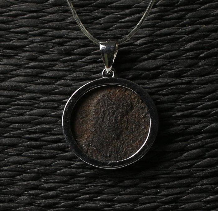 Moderne Zilver Hanger met bronzen Romeinse follis. (Zonder, Verzamelen, Mineralen en Fossielen