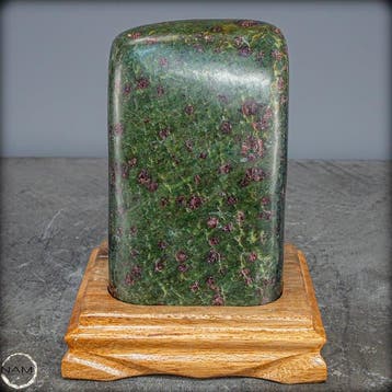 Zeldzame natuurlijke almandijn-garnet in serpentijn Vrije