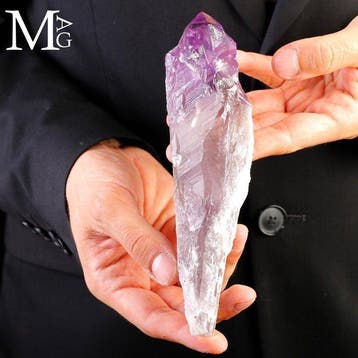 Amethist scepter met diepe paarse punt en doorschijnend
