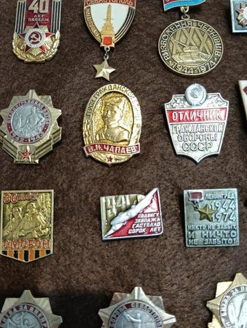 Insigne A collection of vintage Soviet badges dedicated to