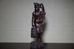 sculptuur, Houten beeld Aziatische figuur met vogel en mand