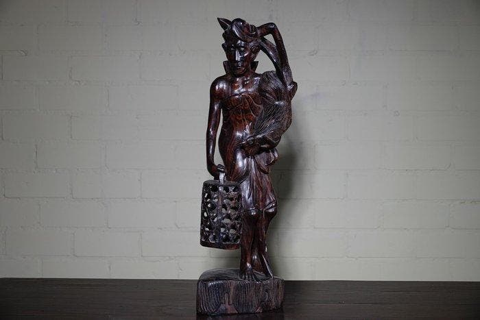 sculptuur, Houten beeld Aziatische figuur met vogel en mand, Antiquités & Art, Curiosités & Brocante