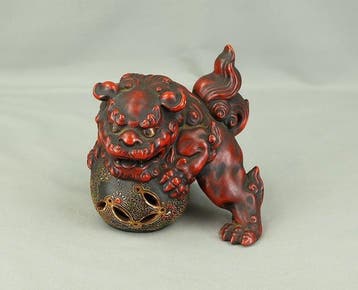 Decoratief ornament - Aardewerk rode leeuw Shishi bovenop