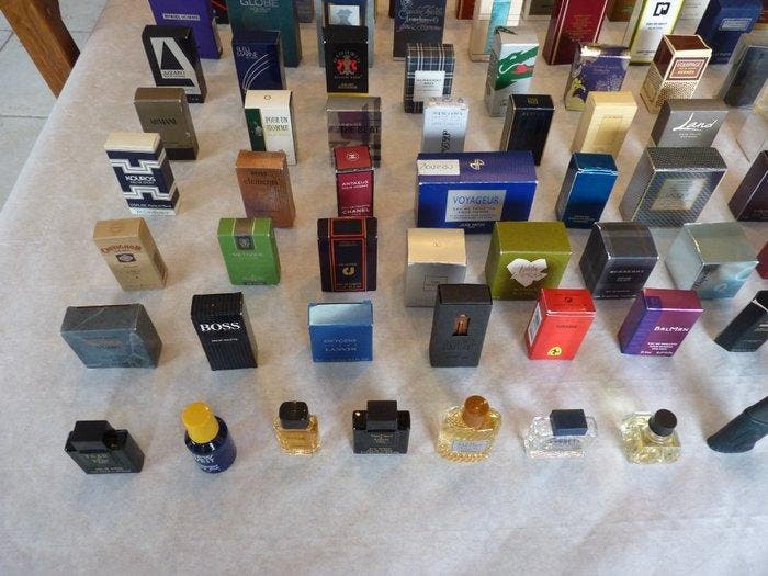 Themacollectie - 84 parfumminiaturen, waarvan 72 met hun, Antiquités & Art, Antiquités | Jouets