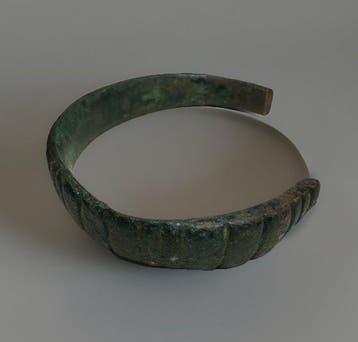 Scythe ancien bracelet rigide avec des motifs. (Sans prix de