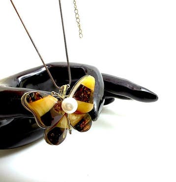 Papillon en ambre balte naturelle — collier, broche ou