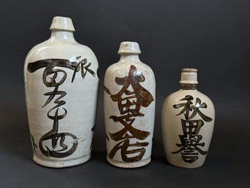 Een vintage set van drie tokkuri (sakeflessen) - Keramiek -