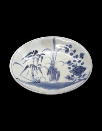 Oud-Chinees - Bord van keramiek met wit-blauw botanisch