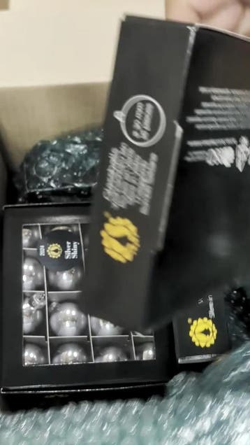 Restantenbox Bomvol Kerstballen Bekijk video voor inhoud, Huis en Inrichting, Nieuw