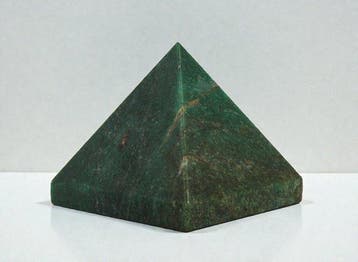 Uitzonderlijke Groene Kyaniet Steen Piramide 105 mm –