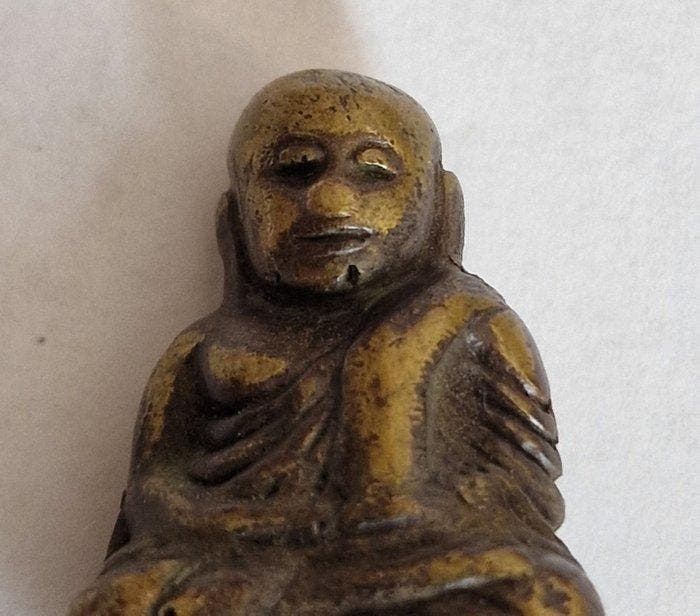 Oud-Chinees Brons Zittende Boeddha Kraal Talisman - 26 mm, Antiek en Kunst, Antiek | Overige Antiek