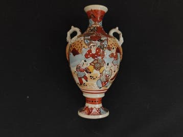 Vase Satsuma japonais à anses jumelles avec une scène de