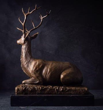 Beeld, Exclusief bronzen sculptuur van een liggend hert 29