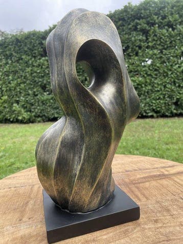 Sculpture, Abstract figuur - 32.5 cm - Composite