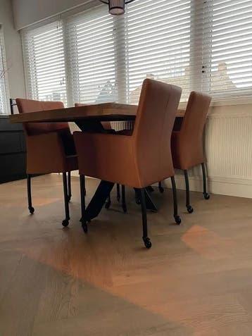 Set van 4 leren eetkamerstoelen - met wieltjes en, Huis en Inrichting, Stoelen, Ophalen of Verzenden, Nieuw, Eén