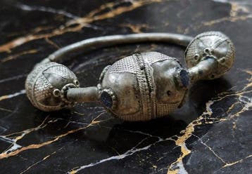 Byzantijns Zilver Oorhanger met lapis lazuli uit de 13e tot