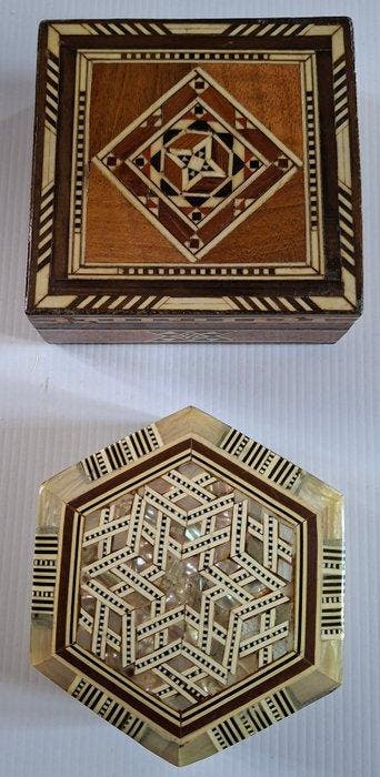 Doos - Hout, Been, Nacre - Paar dozen met inlegwerk