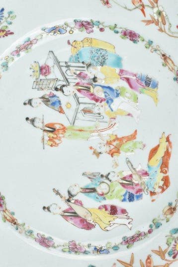 Assiette - decorated in the famille rose palette with fine