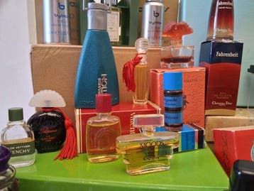 Themacollectie - Verzameling van 49 parfumminiaturen,