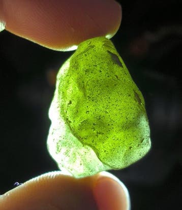 Moldaviet - uit Radomilice - Hoogte: 31 mm - Breedte: 23 mm, Verzamelen, Mineralen en Fossielen
