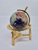 Decoratieve wereldbol van lapis lazuli met goudkleurig frame