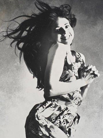 Michael Joseph (1941-) - Casting brunette jumping, Unique