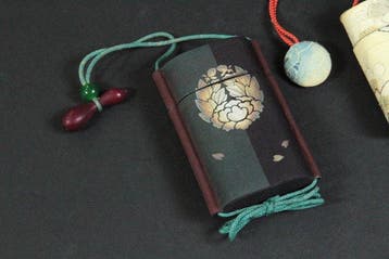 Inro-stijl stoffen etuis – zijde, borduursels, Netsuke &