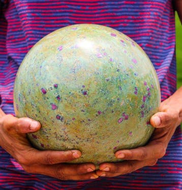 KAMR GEM | museumformaat robijn in fuchsite kristalbol -