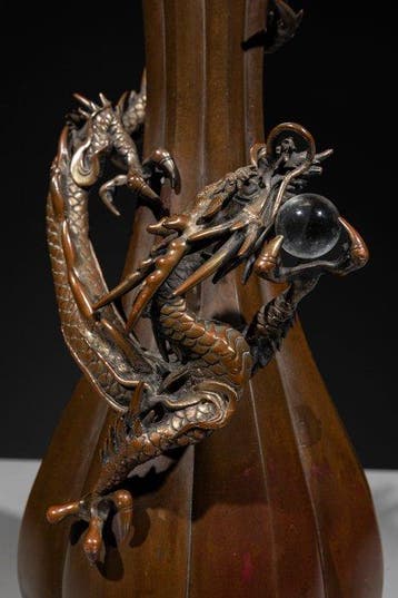 Vaas - Brons, Een krachtige, lobvormige bronzen vaas met een