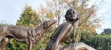 Sculpture, naar Chiparus vrouw met windhond brons - 12 cm -