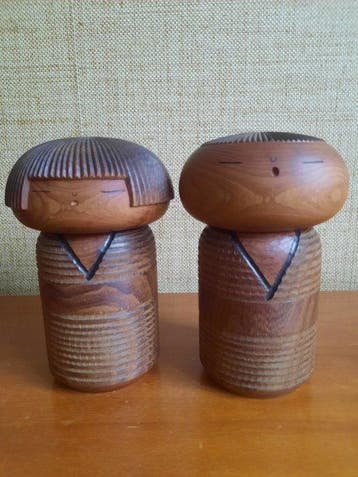 Vintage kokeshi-paar, ca. 20,5 cm hoog, van een groot, Antiek en Kunst