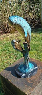 sculptuur, een bronzen sculptuur van een manatee met young -