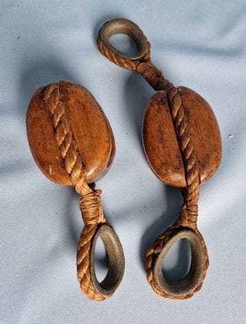 Katrollen / blokken, Ship’s pulley (2) - Hout, IJzer,