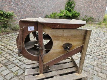 Antieke houten kafmolen Menard, Nieuw