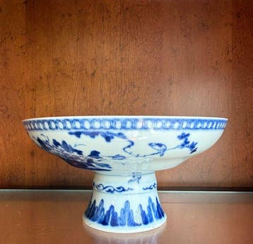 Chinees blauw-witte schotel met pioenen, vijf vleermuizen, Antiquités & Art