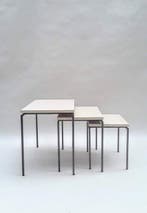 Tables gigognes - Métal, Bois - Trois tables d’appoint des