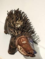 Uitzonderlijke NKISI NKONDI-statue met klinknagels –