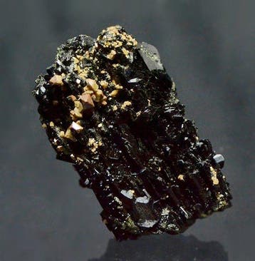 Zirkon en Aegirine Kristallen op matrix - Hoogte: 6 cm -